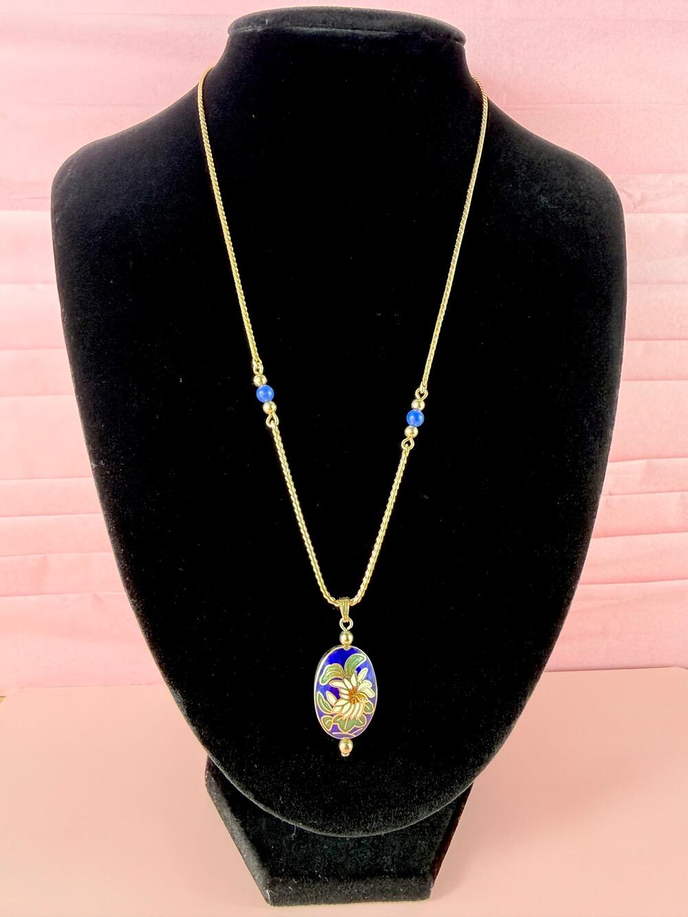 Vintage Avon Gold Tone Blue Oval Flower Design Pendant 17" Necklace